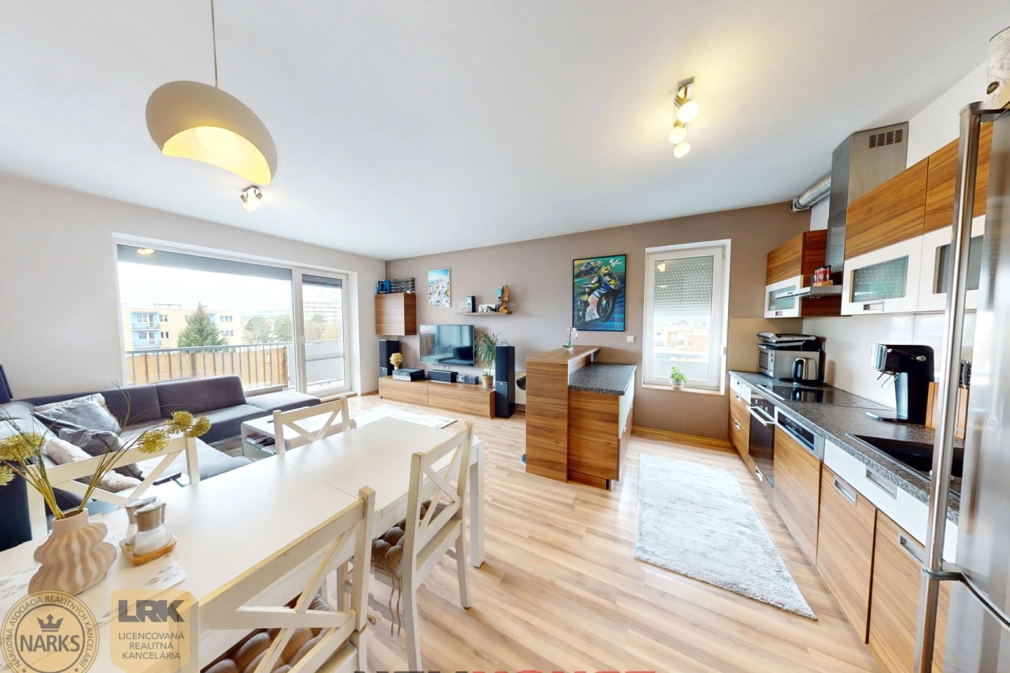 Na predaj veľký 3 izbový byt s parkovacím miestom v blízkosti centra mesta na ul. Zlatovská, Trenčín