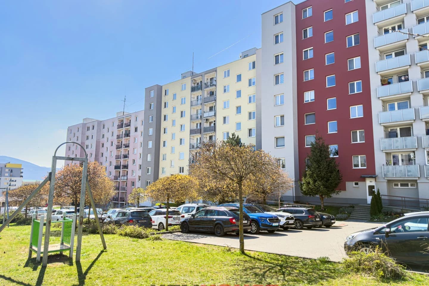 Priestranný 3-izbový byt po čiastočnej rekonštrukcii v zachovalom stave – Trenčín, ul. Mateja Bela