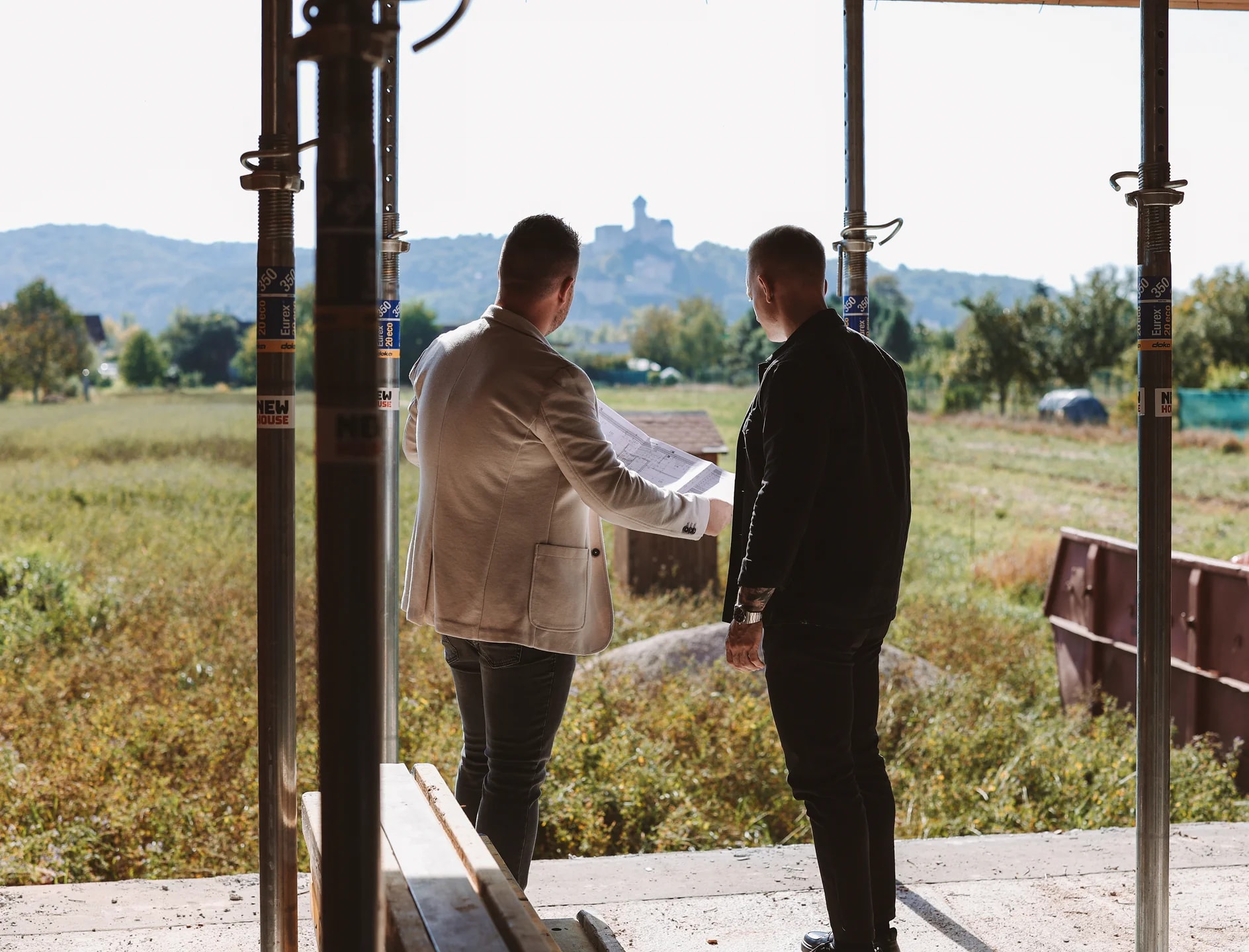 Projektanti pripravujú pozemok na výstavbu novej nehnuteľnosti